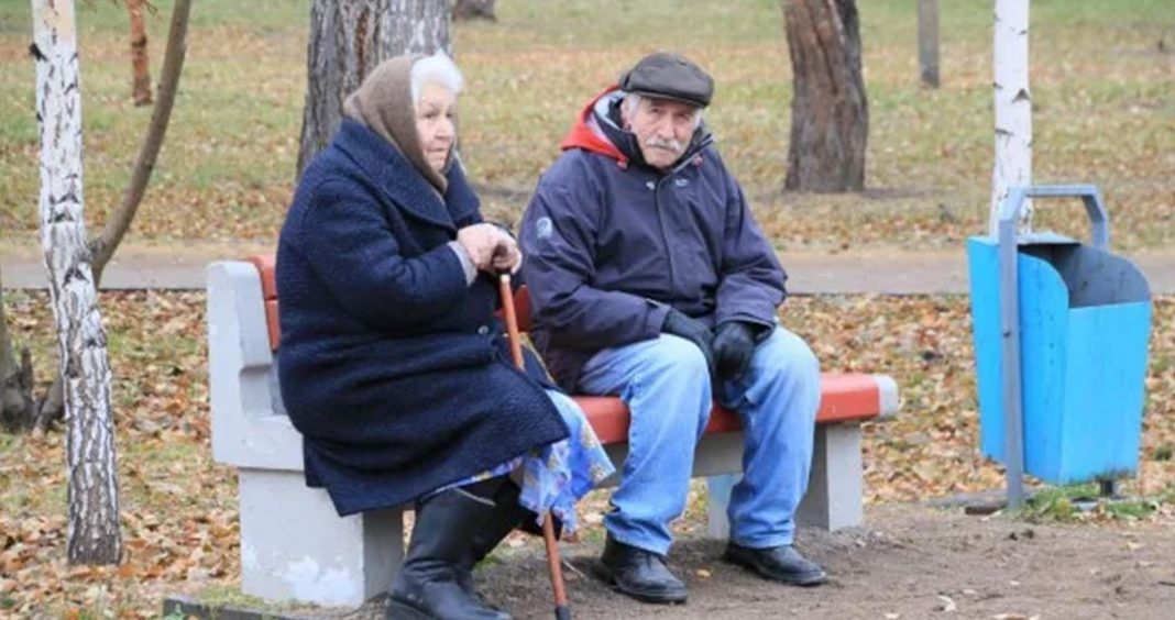 Старый дед хочет. Дед с бабкой на лавочке. Дед с бабушкой на лавочке. Бабушки на скамейке. Старики на лавке.