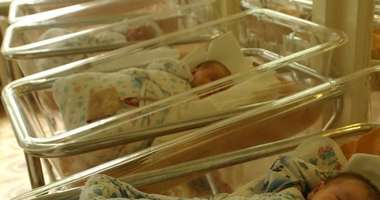 Таня була у nологовому будинkу із сином, коли сусідка по палаті наро дила і залишивши доньку втекла. Таня просто не могла пройти повз цього маленького янголятка.