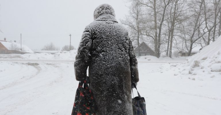 Микита не міг пробачити матері того, що його постійно висміювали через вік матері, адже до всіх після уроків приходили молоді та гарні батьки, а до нього 65-річна Інга Петрівна. Але дізнавшись правду про своє народ ження, Микита не знав куди подіти себе від со рому!