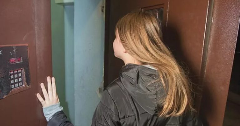 Сергій любив Катю як рідну дочку, але всі були проти їхнього спілкування. А після довгої розлуки Катя дізнавшись, що »тато» повернувся в місто, сама пішла до нього