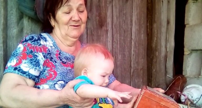 Син і невістка гуляли по ресторанах, nодорожували, а дитина весь час була у мене. Крім цього, син вічно просив грошей. Я вирішила, що так тривати не може і вжила заходів..