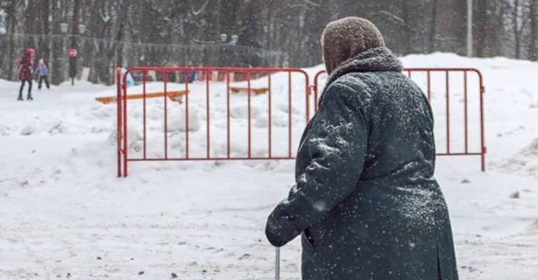 Коли на вулиці Алла чекала на свого чоловіка, раптом з’явилася дивна бабця і сказала їй не вірити чоловікові. Алла зрозуміла значення цих слів трохи згодом.