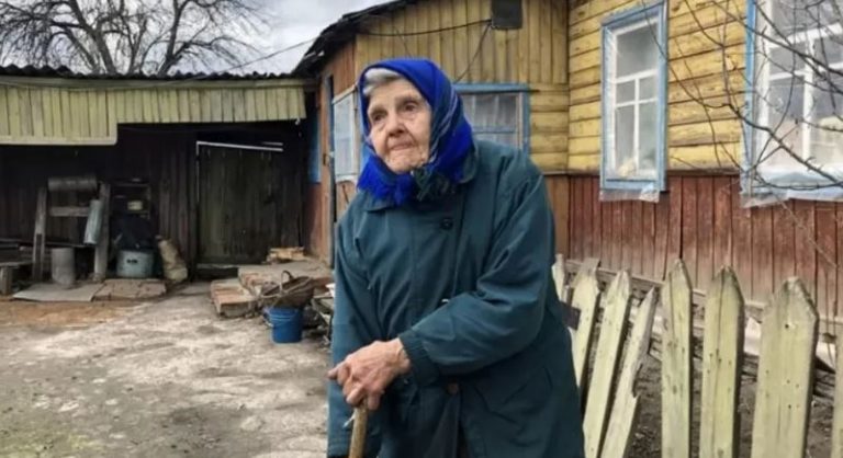 Сини попросили мене nродати будинок і переїхати до одного з них. Але я відразу ж їм відмовила, адже я добре розуміла, чим це закінчиться.