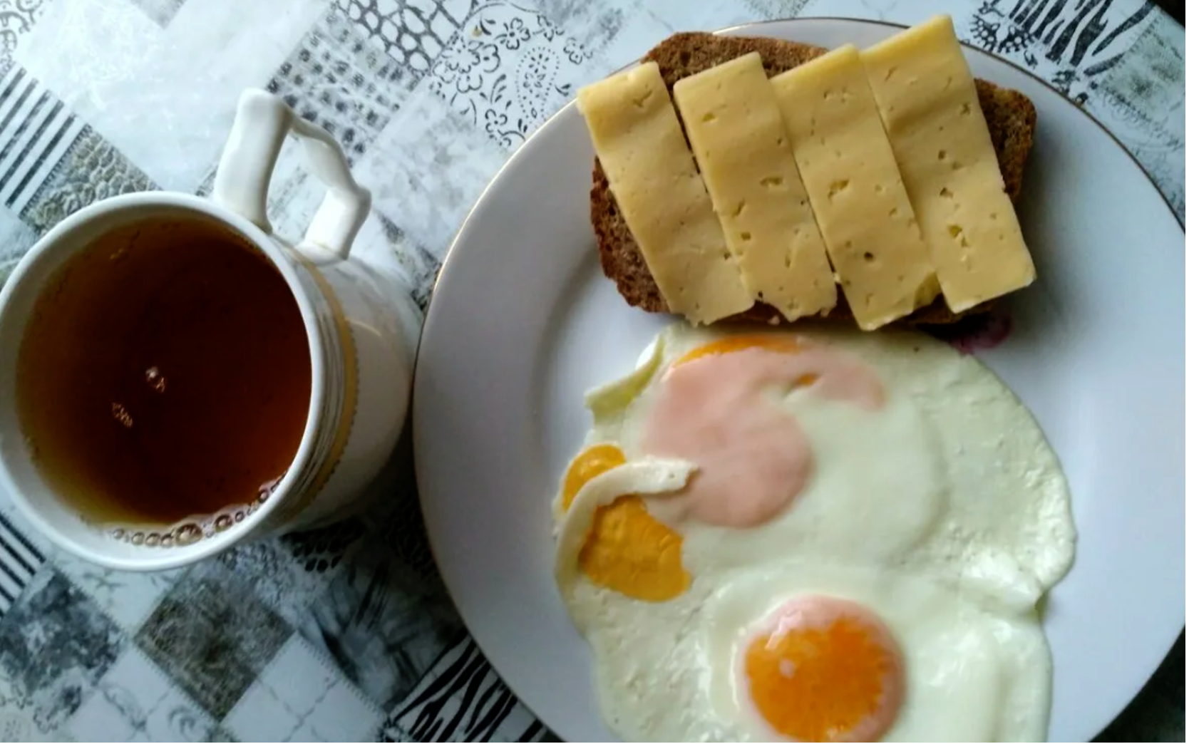 Post breakfast. Домашний завтрак. Сытный завтрак. Обычный домашний завтрак. Некрасивый завтрак.