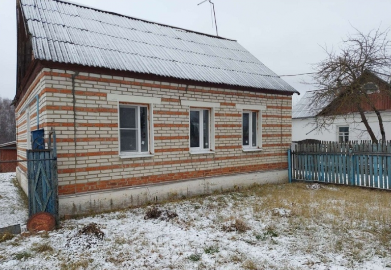 Ми з чоловіком звели великий, гарний будинок, але моє життя було зруйноване в мить, коли чоловік увійшов до будинку з жінкою, яка носила його дитину.