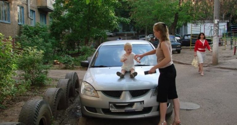 Сергій побачив, що поруч із його машиною стоїть його роз лучена сусідка із сином. Підійшовши ближче і побачивши напис, він не знав, що робити.
