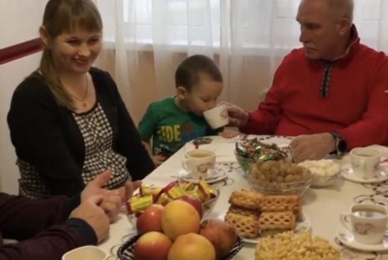 Донька зібрала всю сім’ю за столом, щоб повідомити радісну звістку, але після почутого ми одразу прогнали її та чоловіка з нашого будинку.