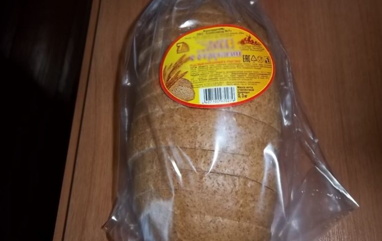 Коли дама вийшла з магазину з продуктами, раптом до неї підбіг маленький хлопчик, схопив пакет із хлібом і помчав геть. Жінка поспішила за ним, але те, що відкрилося її очам за хвилину, змусило її здригнутися всім тілом.