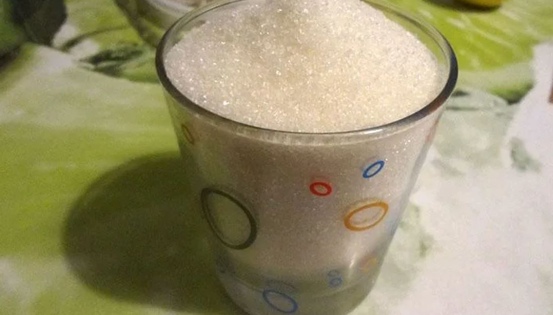 Сахар растительное стакан. Стакан сахара. Сахар в стакане. Один стакан сахара. Стакан муки и сахара.