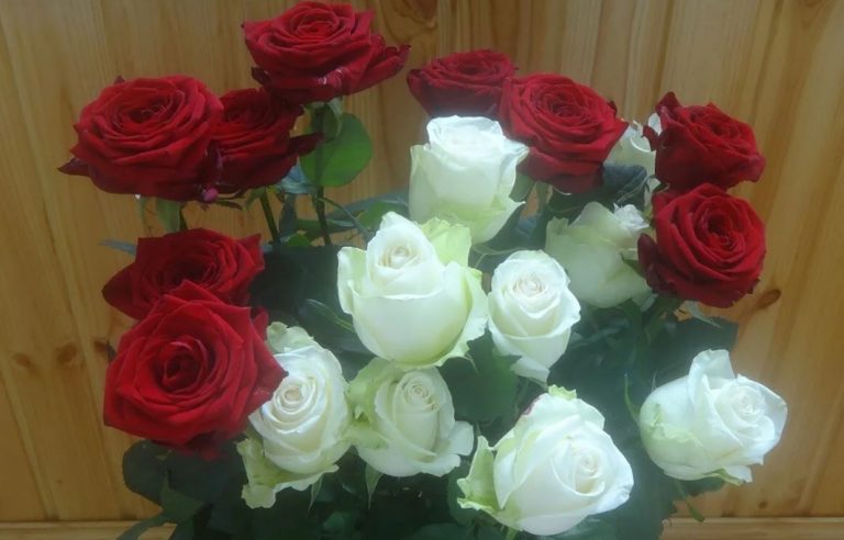 Віра Василівна вперше святкувала день народ ження після смер ті чоловіка. І коли всі були за столом, раптом їй принесли квіти, а глянувши на листівку, вона зблідла.