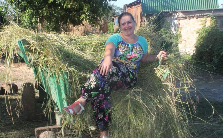 Я відкрито сказала своєму синові, що він помилився з вибором нареченої. Те, як 25-річна дівчина веде в себе в селі – у розумі не вкладається.