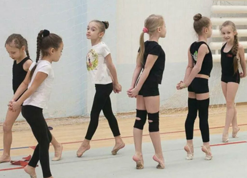 Что нужно сдавать на танцы. Дети гимнастика школа. Художественная хореография для детей. Хореография дети 10 лет. Спортивные секции для девочек.