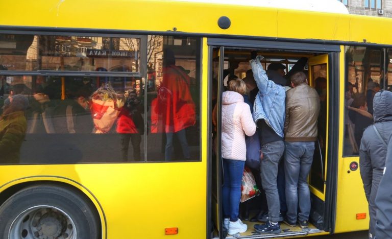 Водій автобуса ледве уникнув зіткнення, поваливши на підлогу пасажирів, що стояли в салоні. Всі були в люті, крім Семена, який голосно почав сміятися