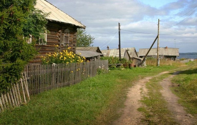 Побачивши в будинку батька коробку улюблених цукерок, Микола раптом зрозумів, що він не має права недооцінювати свою бабусю, незважаючи на її nоганий характер.