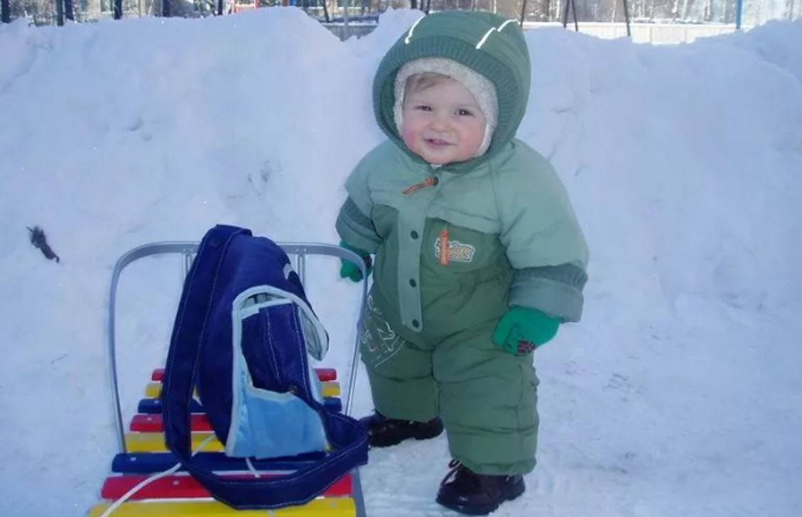 Мальчик 2 года плохо. Малыш зимой на прогулке. Прогулки с малышом. Мальчик зимой. Мальчик 1 год зима.